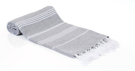 Opgerolde grijze hamamdoek met witte strepen en franjes, op witte achtergrond.