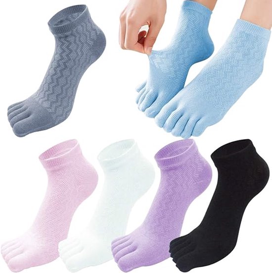 Set van verschillende kleuren teensokken: grijs, lichtblauw, paars, roze, wit en zwart. Ruitpatroon.