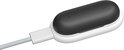Zwarte Plaude NotePin in een wit oplaaddock met een wit type-C kabel.