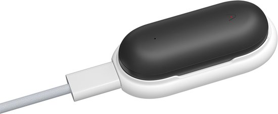 Zwarte Plaude NotePin in een wit oplaaddock met een wit type-C kabel.