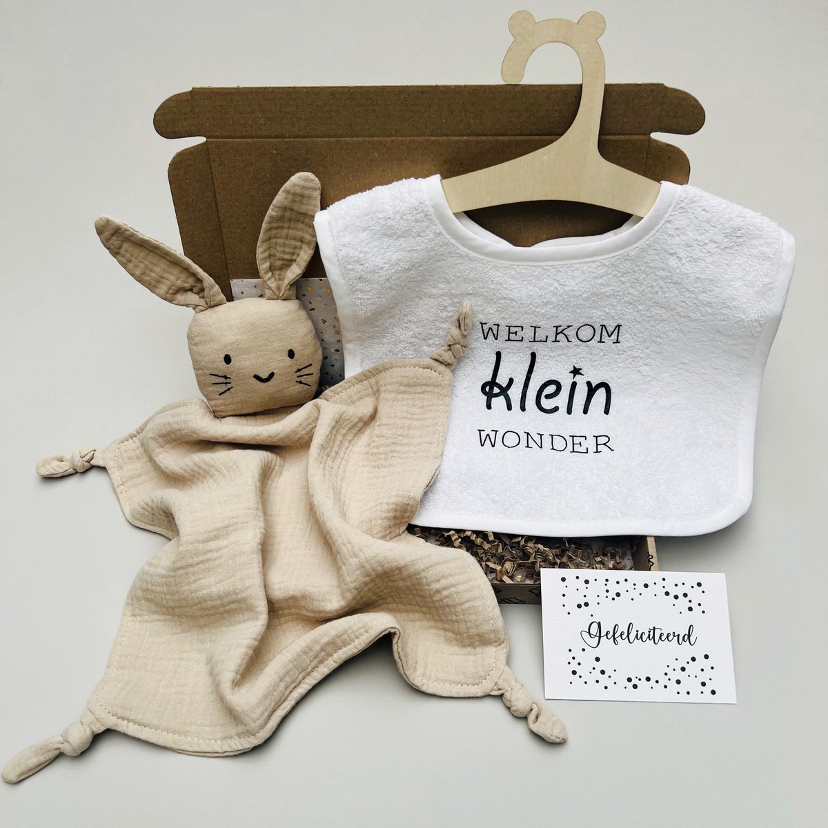 Kraamcadeau – Slab Welkom klein wonder – knuffeldoekje/speendoekje beige – Brievenbus cadeau baby - babyshower cadeau -zwangerschap cadeau - geboorte baby - baby cadeau