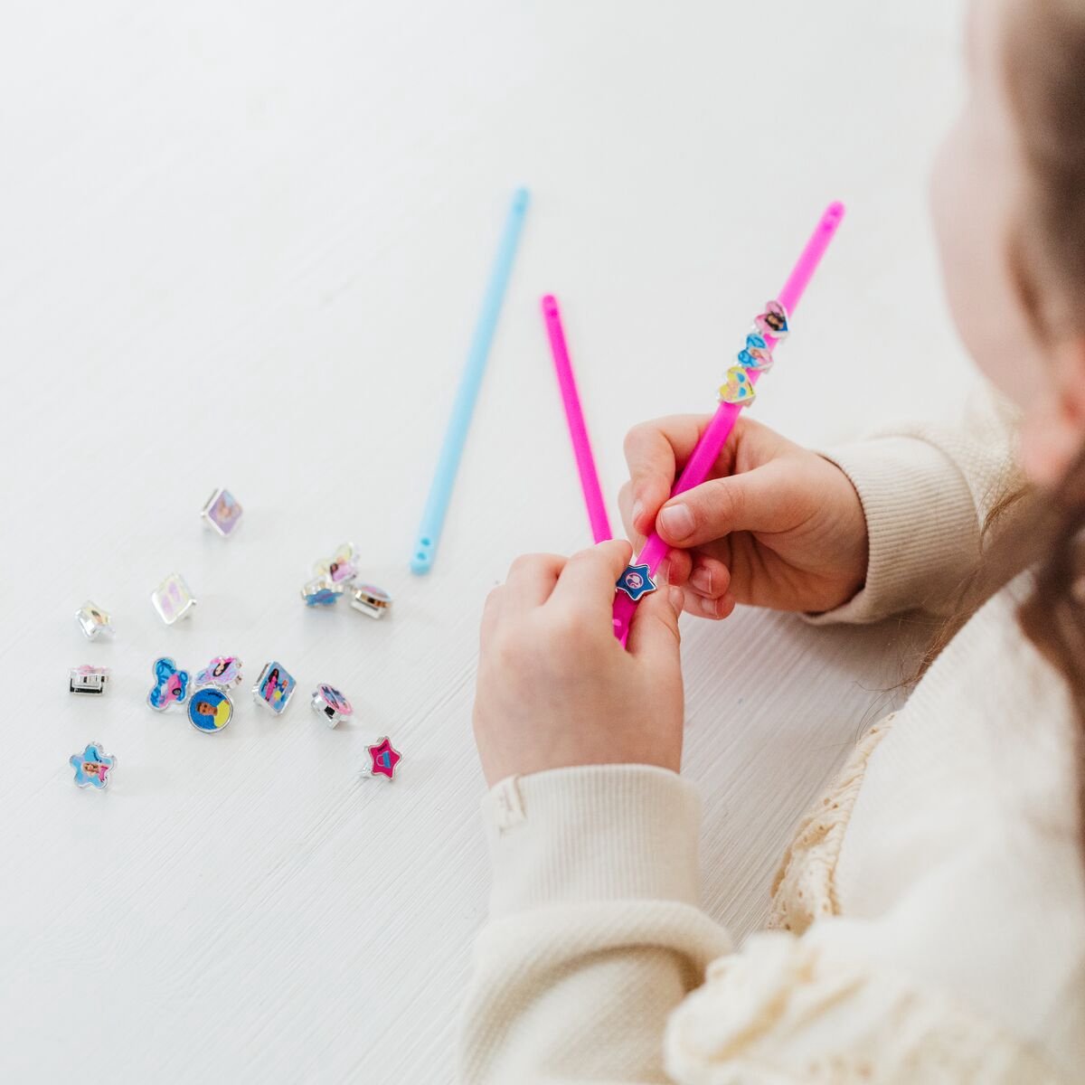 Barbie Totum 3 schuif armbandjes maken met 18 bedels - speelgoed meisjes vanaf 3 jaar - sieraden knutselset peuter kleuter — afbeelding 5
