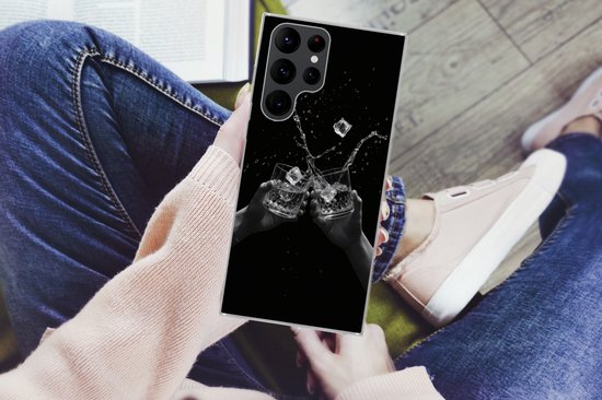 Telefoonhoesje Geschikt voor Samsung Galaxy S22 Ultra hoesje - Whiskyglazen - Ijs - Spetters - Zwart - Siliconen Telefoonhoesje Telefoonhoesje