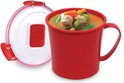 Tasse à soupe rouge Sistema remplie de soupe, couvercle à côté.