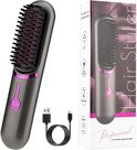 Grijze haarstyler met roze accenten en een oplaadkabel, naast de verpakking.