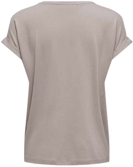 Achterkant van een effen lichtbruin T-shirt met omgeslagen korte mouwen.