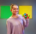 Meisje met paarse trui lacht en houdt een Flipslide vast met oplichtende rode, groene en blauwe blokjes.