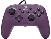 Paarse Nintendo Switch Pro controller op zwarte achtergrond.