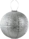 Zilverkleurige, ronde lampion met een delicaat, perforert patroon en een metalen handvat.