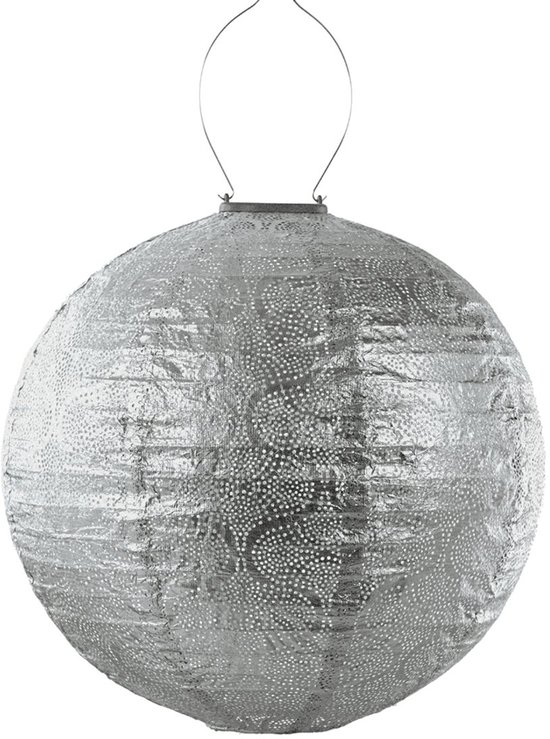 Zilverkleurige, ronde lampion met een delicaat, perforert patroon en een metalen handvat.