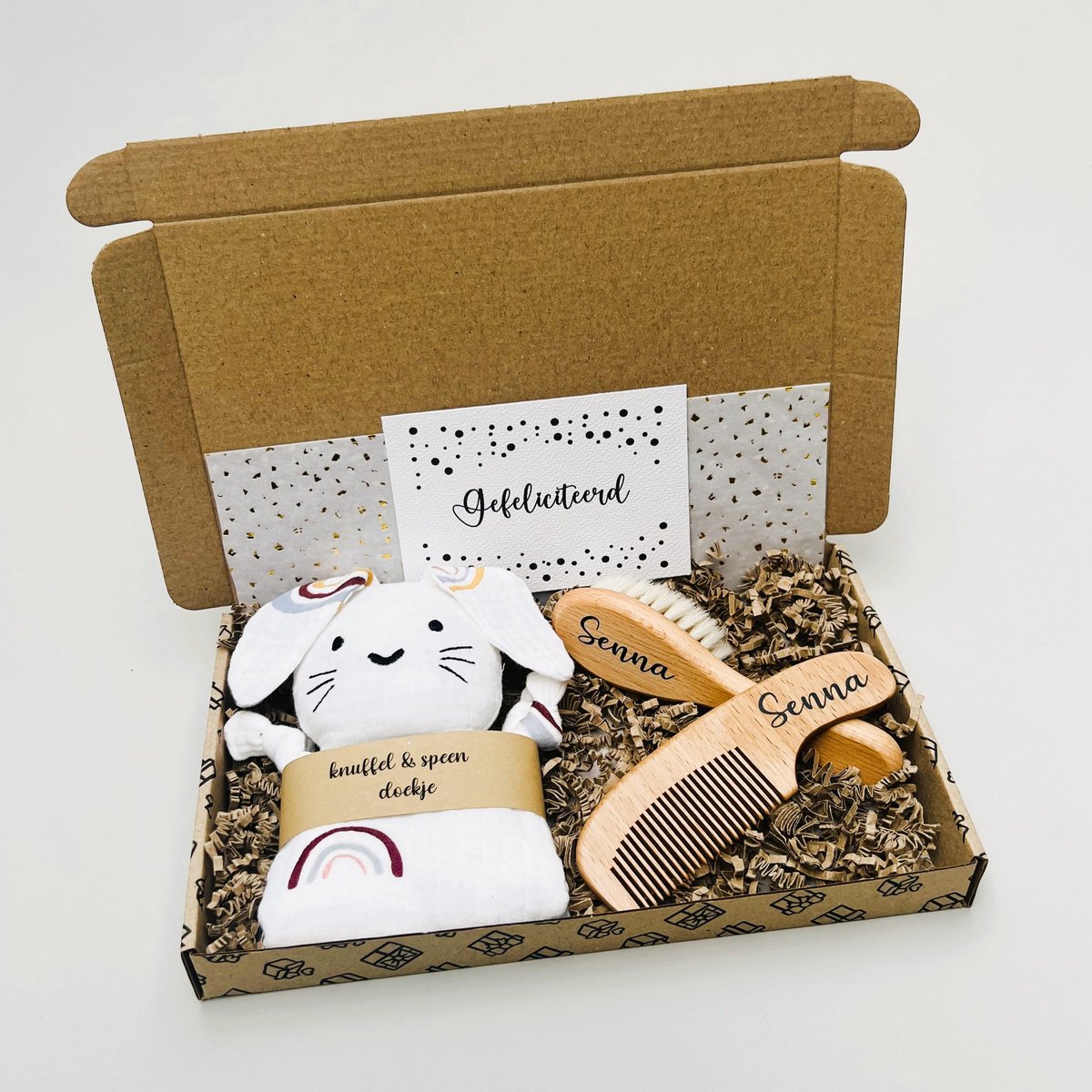 baby borstel en kam van hout met naam - Knuffeldoekje/Speendoekje regenboog - cadeau door de brievenbus - baby geschenkset - geboorte baby - kraam cadeau - Cadeau voor pasgeboren baby - Baby borstel set met naam