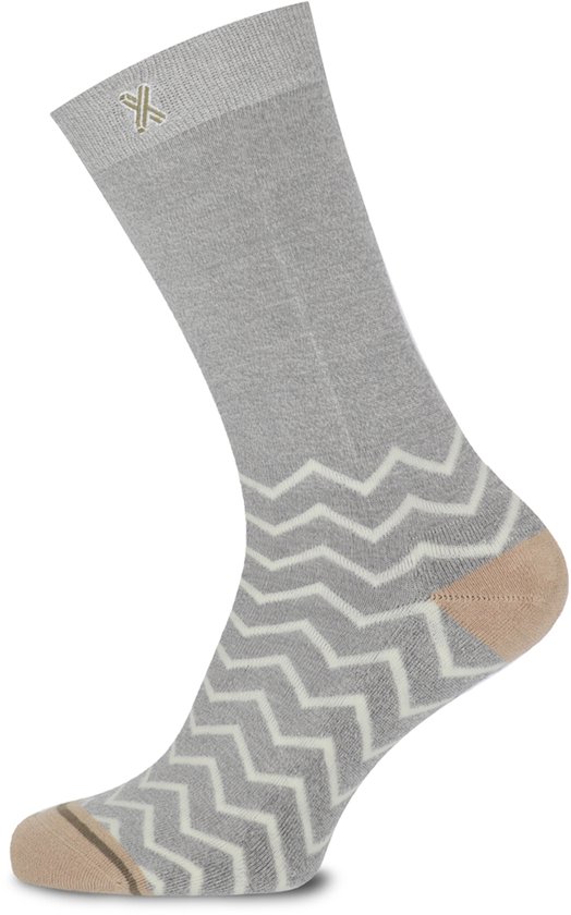 Lichtgrijze sok met witte zigzagprint, beige hiel en neus, en X-logo.