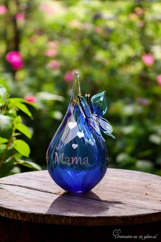 Urn met vlinder en naam – blauwe glazen mini-urn van kristalglas (50 ml)
