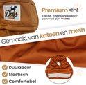 Close-up van oranje hondenbroekje met 'Dogs&Co' label. Gemaakt van katoen en mesh, duurzaam, elastisch, comfortabel.