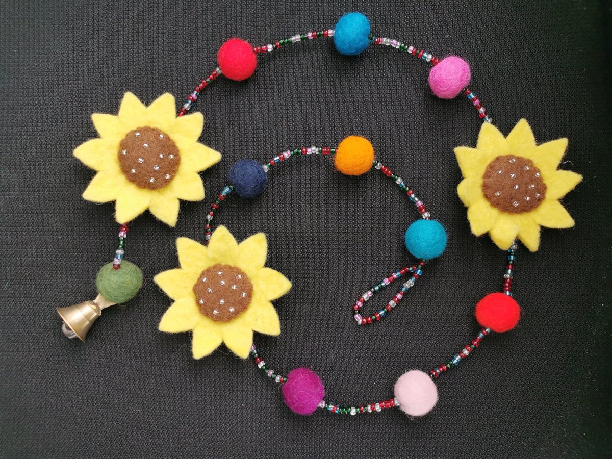 Boutique Trukado - Vilten Zonnebloemen Mobiel - Handgemaakt - lengte ca. 107cm