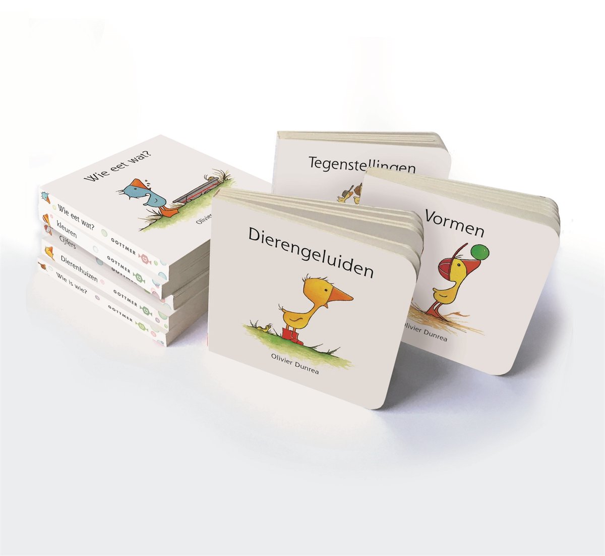 Stapel met 5 kleine kartonnen boekjes, vier ervan uitgestald, met tekeningen van eenden en andere dieren. Titels zijn o.a. 'Dieren geluiden', 'Vormen'.
