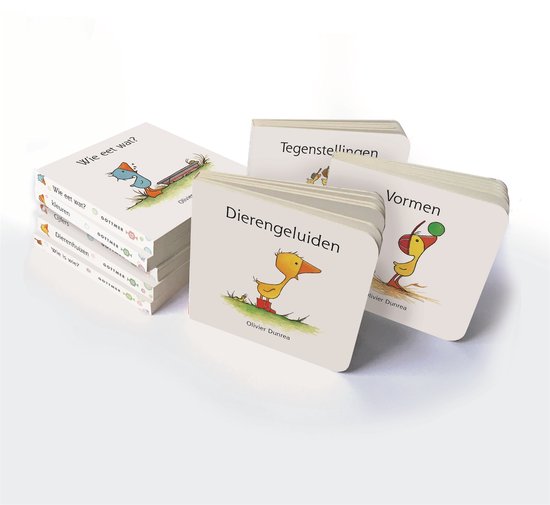 Stapel met 5 kleine kartonnen boekjes, vier ervan uitgestald, met tekeningen van eenden en andere dieren. Titels zijn o.a. 'Dieren geluiden', 'Vormen'.