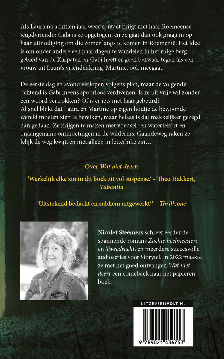 Foto van Nicolet Steemers, auteur van 'Diepe Gronden', met een open boek.