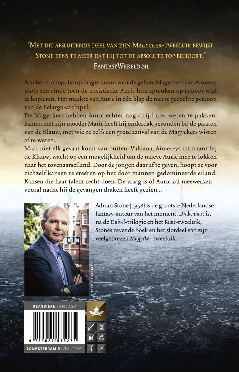 Man in donker pak met blauw hemd, staand voor boek met tekst 'Adrian Stone'.