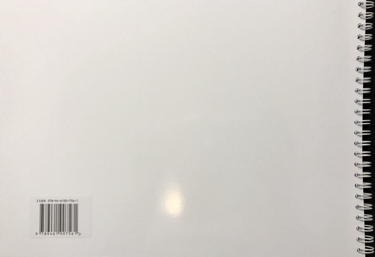 Achterkant van een boek met een witte achtergrond en een ISBN-streepjescode.