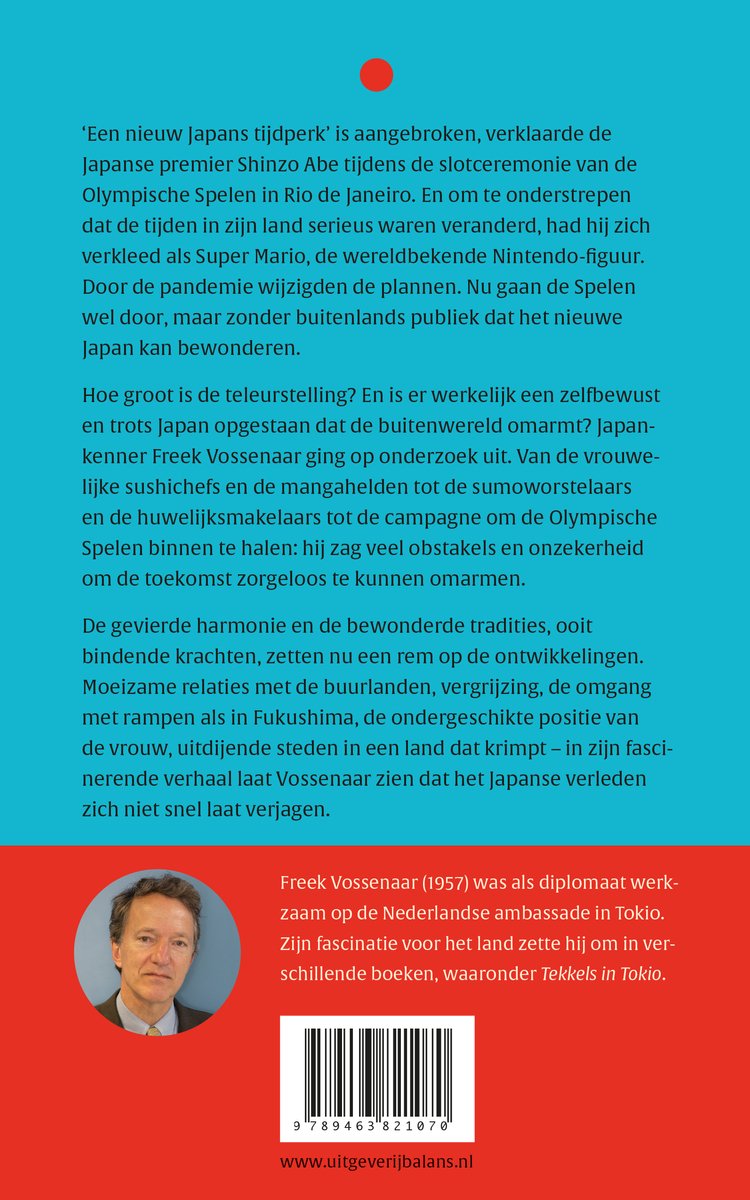 Portret van Freek Vossenaar met een boekrug met de titel "Kijken in de ziel van Japan" en een prijs barcode.