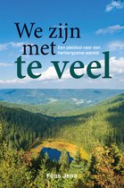 Boekcover: We zijn met te veel, een pleidooi voor een herbergzame wereld. Landschap met bos, meer en lucht.