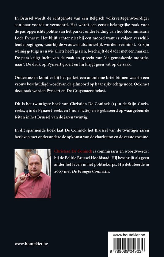 Een man met een rood hemd kijkt in de camera. "Christian De Coninck is commissaris en woordvoerder bij de Politie Brussel Hoofdstad."
