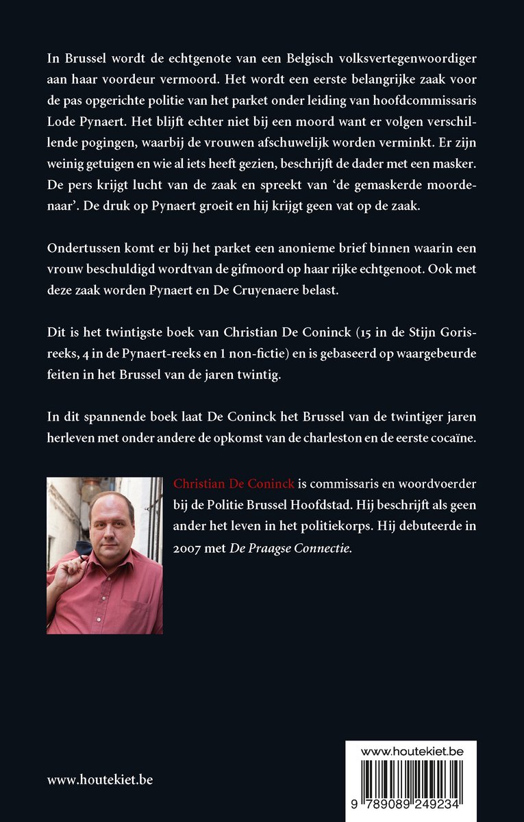 Een man met een rood hemd kijkt in de camera. "Christian De Coninck is commissaris en woordvoerder bij de Politie Brussel Hoofdstad."