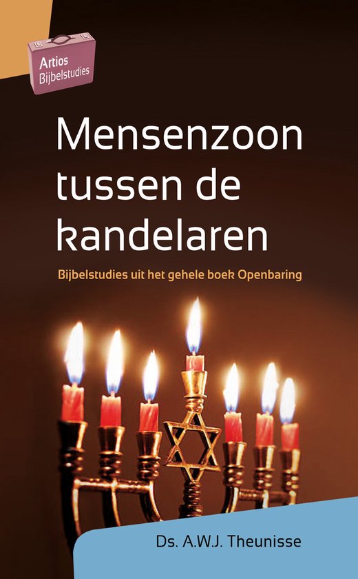 Boekomslag 'Mensenzoon tussen de kandelaren', Bijbelstudies uit Openbaring, met een brandende menora.