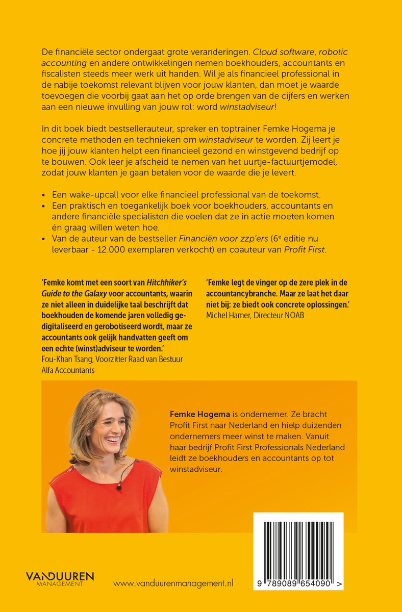 Femke Hogema in rode blouse met een glimlach, naast het boek 'De Winstadviseur'.
