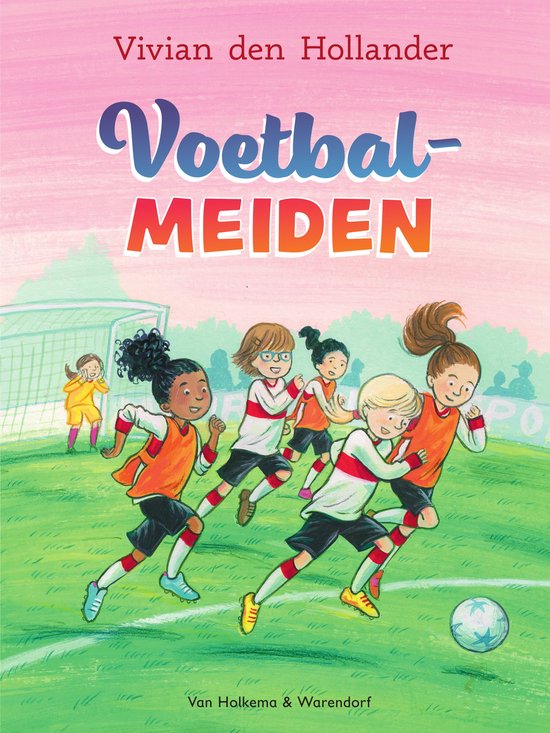 Een groep voetbalmeiden in oranje-witte tenues sprint over een grasveld richting een voetbal.