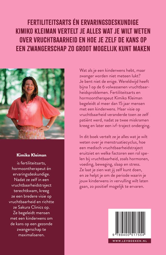 Vrouw met lachende glimlach met haar hand op haar heup, ze draagt een roze top met wijde mouwen. Tekst op de achtergrond.