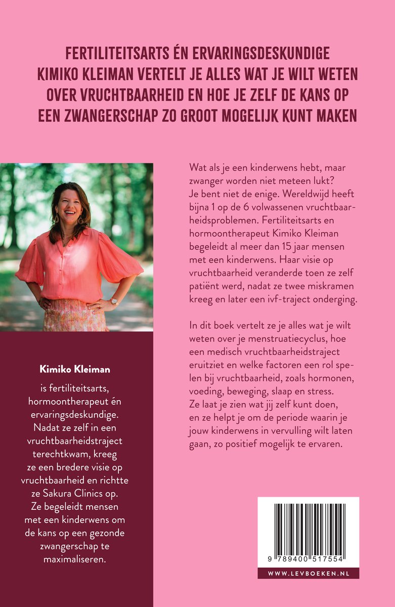 Vrouw met lachende glimlach met haar hand op haar heup, ze draagt een roze top met wijde mouwen. Tekst op de achtergrond.