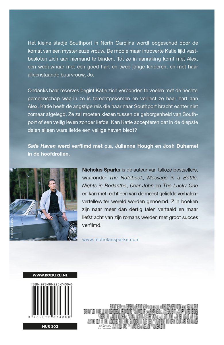 Een man en vrouw in een omhelzing met een strand en zee op de achtergrond. Titel: Safe Haven.