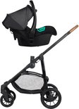 Zwarte kinderwagen met een apart zwart autostoeltje met een groen detail, op het frame gemonteerd.
