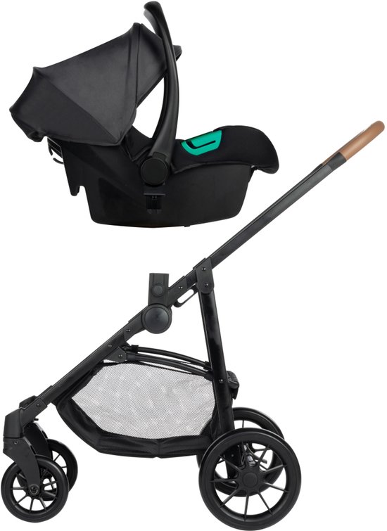 Zwarte kinderwagen met een apart zwart autostoeltje met een groen detail, op het frame gemonteerd.