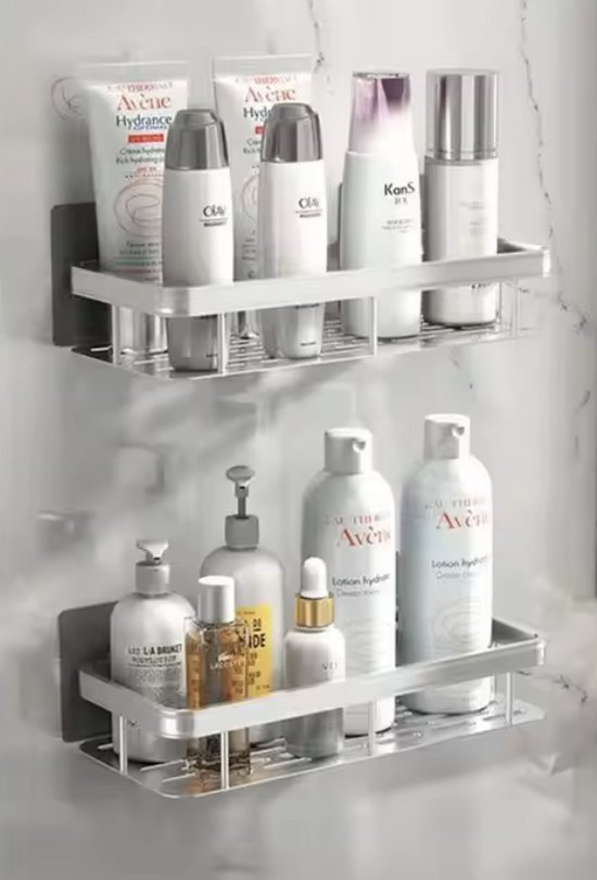 Deux étagères de douche argentées remplies de cosmétiques et de bouteilles