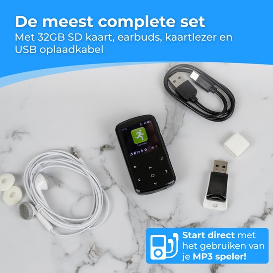 Zwarte MP3-speler, 32GB SD-kaart, oordopjes, kaartlezer en USB-oplaadkabel op een marmeren ondergrond.