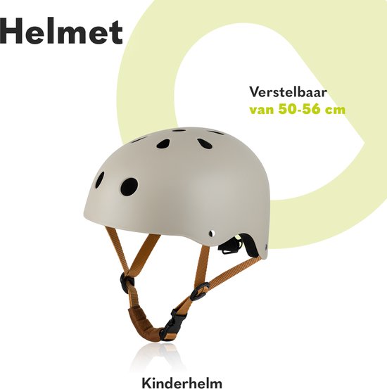 Lichtgrijze kinderhelm met bruine bandjes, verstelbaar van 50-56 cm.