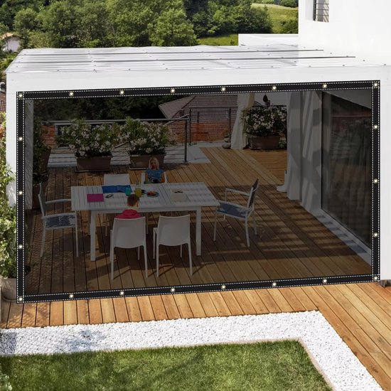 Zwarte, semi-transparante oprolbare zeil met metalen oogjes, bevestigd aan een houten terrasoverkapping met eettafel.