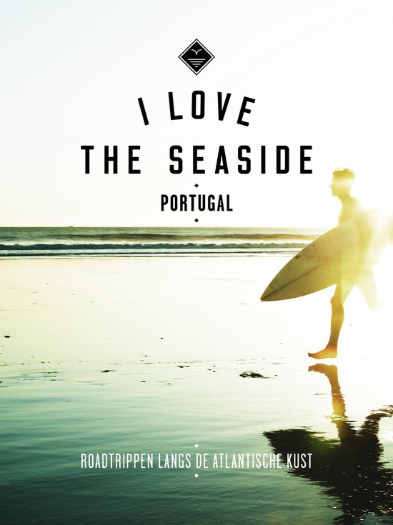 Een surfer loopt op het strand met een surfboard onder zijn arm bij zonsondergang. Tekst: I love the seaside Portugal.