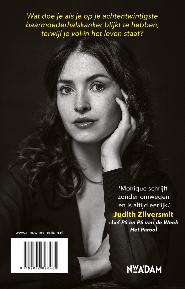 Zwarte damesblazer, zwarte top. Vrouw met haar hand op haar kin. "Monique schrijft zonder omwegen en is altijd eerlijk."
