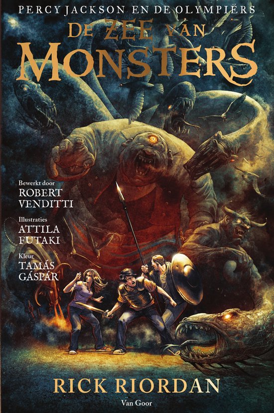 Boekomslag van 'De Zee van Monsters' met helden die vechten tegen een monster, met de tekst 'Percy Jackson en de Olympiërs'.