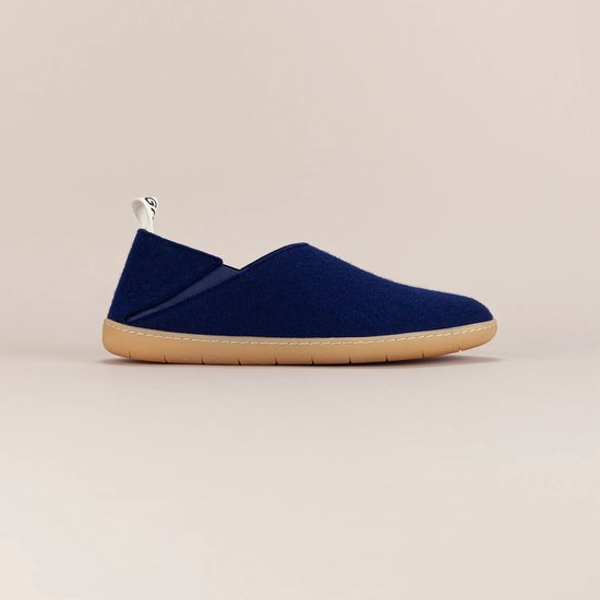 Donkerblauwe wollen pantoffel met bruine zool en witte lus aan de achterkant.