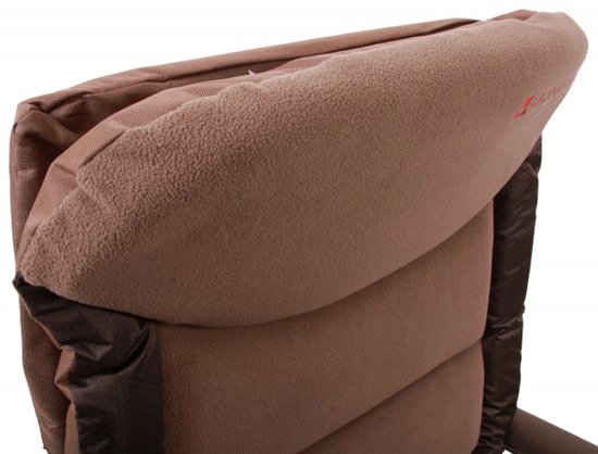 Close-up van de zachte, bruine fleece hoofdsteun van een visstoel met het rode 'ULTIMATE' logo.