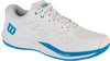 Chaussure de tennis Wilson blanche avec des accents bleus et une semelle bleue. Logo 'W' sur le côté.