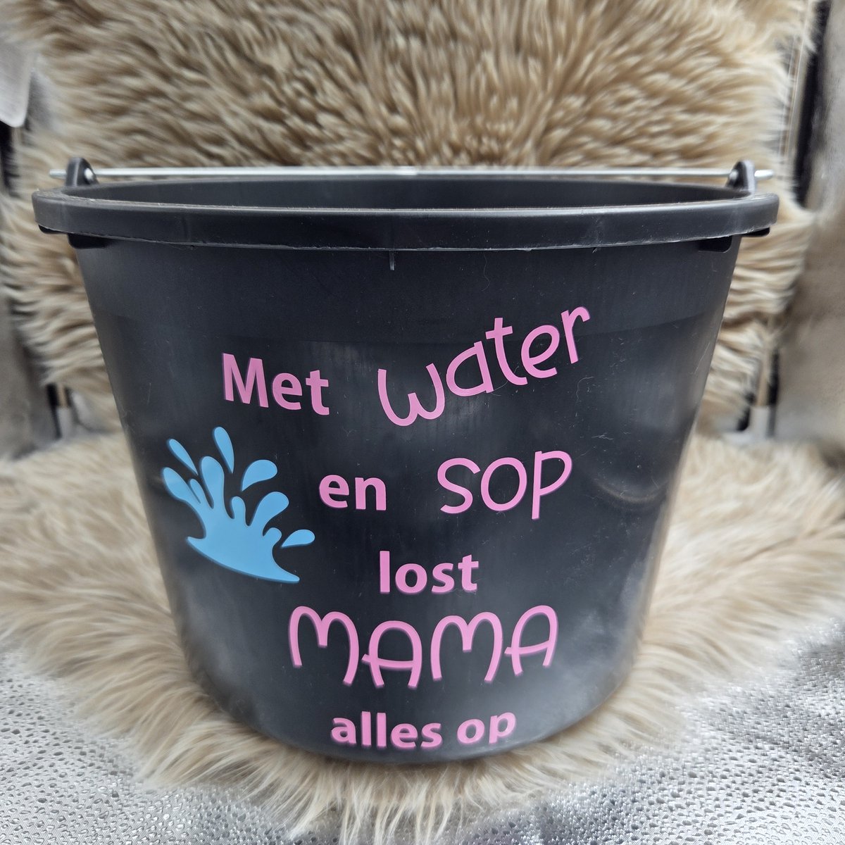 12 Liter Emmer – Met Water en Sop lost Mama alles op – Zwarte Kunststof Emmer – Grappig Cadeau voor Moederdag of Huishoudheldin