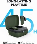 Groene oordopjes met bijbehorende oplaadcase. "LONG-LASTING PLAYTIME"