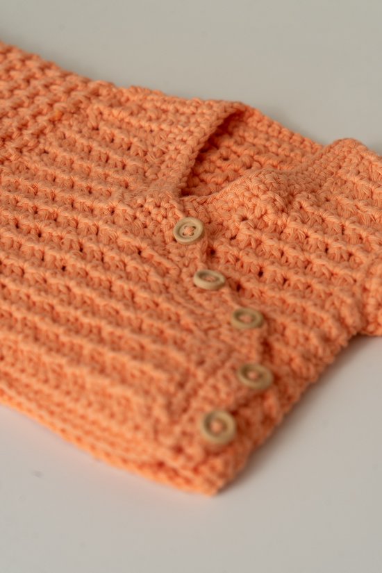 Cardigan bébé saumon taille 50 crocheté main (Sweet baby Bedstraw)