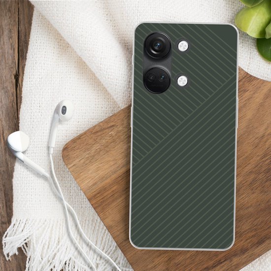 Groen hoesje met abstracte lijnen, op een houten ondergrond naast oordopjes.